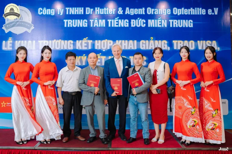 Dr. Hutter eröffnet Sprachschule in Vietnam